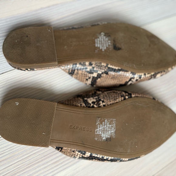 Express pointed toe snake skin flats - Picture 2 of 4